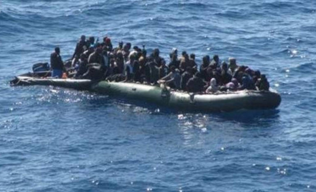 Φόβοι για βύθιση πλοιαρίου με 250 άτομα